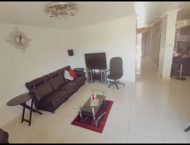 3 BEDROOM TOWNHOUSE FOR SALE IN RESERVOIR HILLS